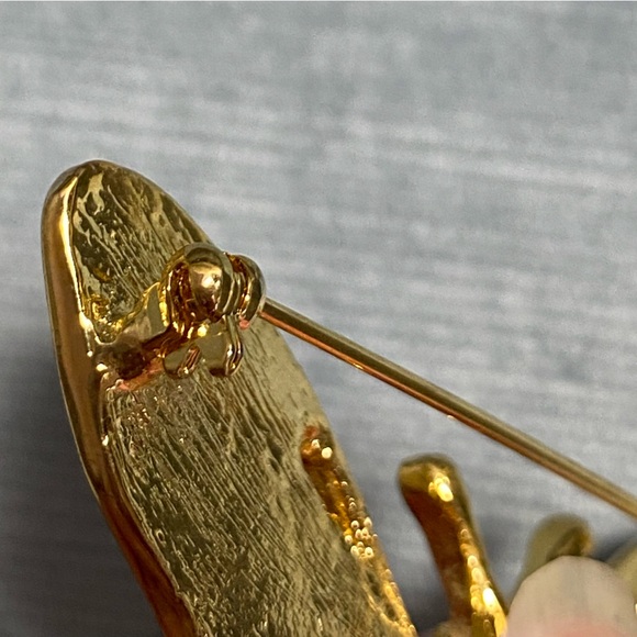 Vintage cloisonne’ enameled wings butterfly golden broach, C clasp 2.5“ x 1.5“ - Picture 9 of 11